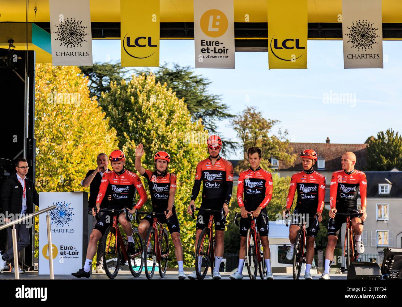 Chartres, Frankreich - 13. Oktober 2019: Das Team Roompot-Charles steht auf dem Podium in Chartres, während der Mannschaftspräsentation vor dem französischen Herbstradsport Stockfoto