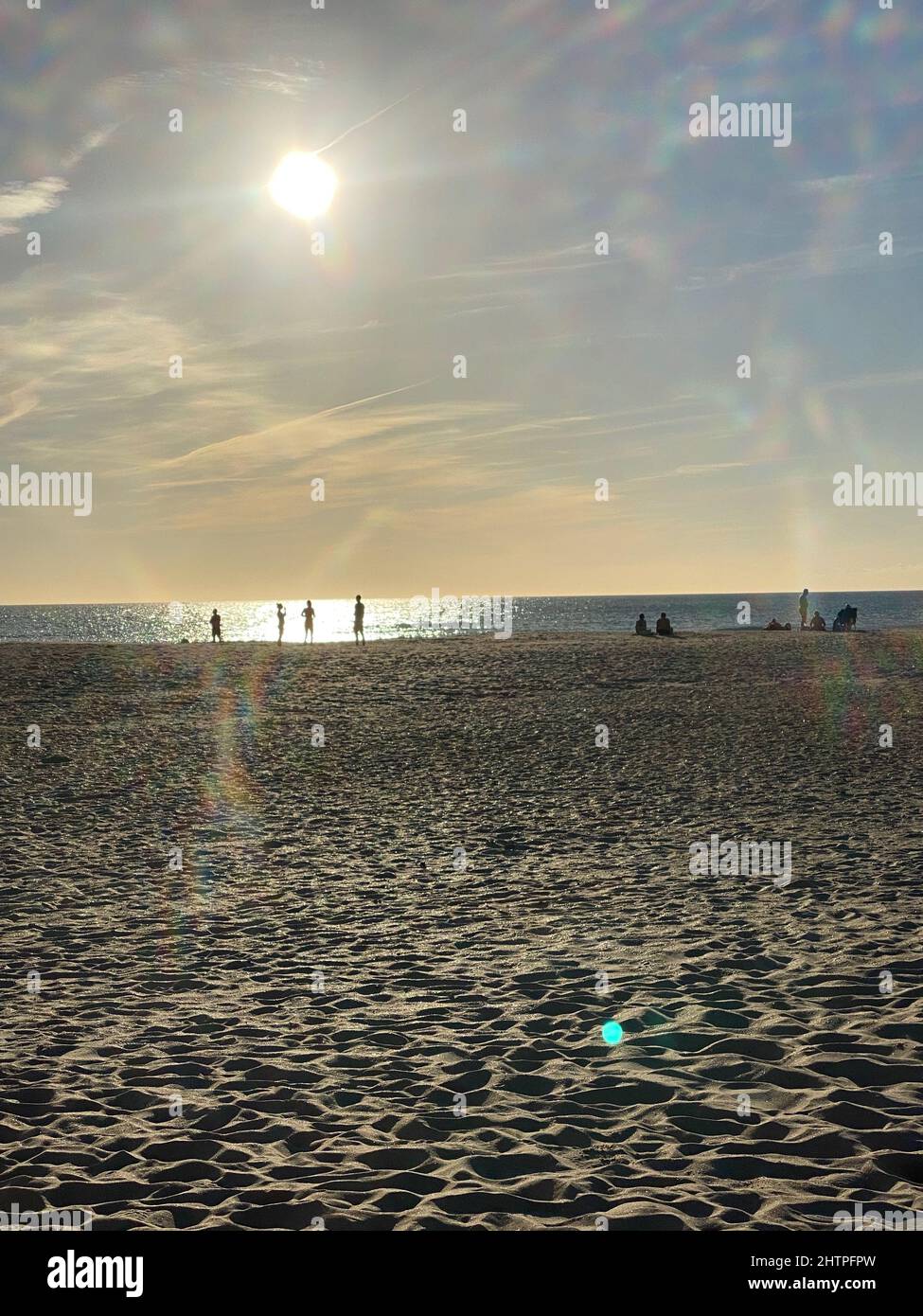Menschen an der Küste am Strand bei Sonnenuntergang in Andalusien Stockfoto