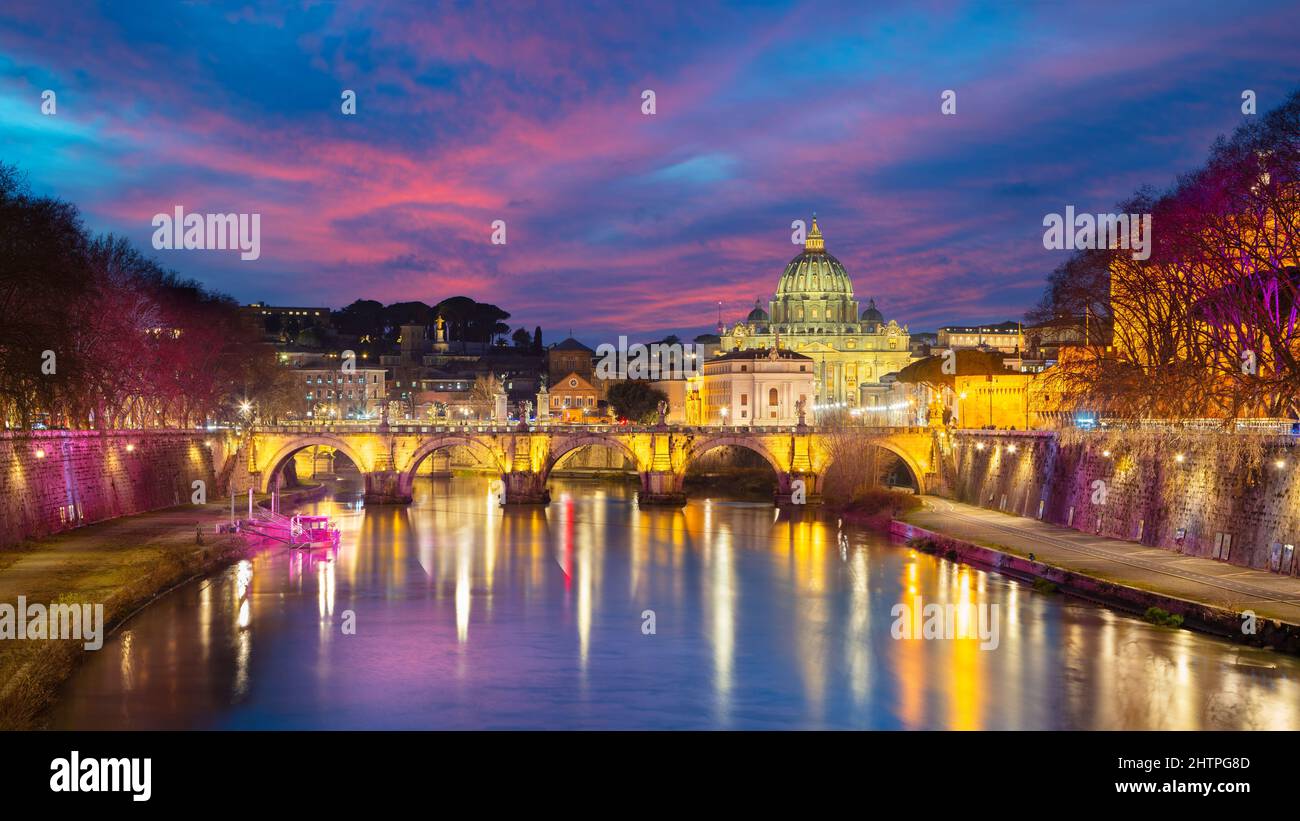 Rom, Italien. Stadtbild von Rom, Italien mit der Brücke des Heiligen Engels (Ponte Sant Angelo) und der Petersbasilika zur dämmerungsblauen Stunde. Stockfoto