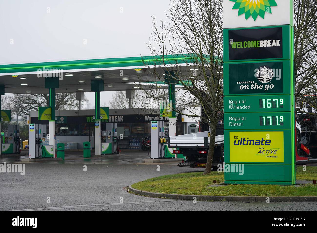 Die Kraftstoffpreise werden an einer BP-Tankstelle bei Warwick Services, Warwickshire, angezeigt. Die durchschnittlichen britischen Benzinpreise haben zum ersten Mal £1,51 überschritten. Die typischen Kosten für einen Liter Benzin bei britischen Prognosen betankten am Samstag 150,65p und am Sonntag 151,25p, so die Zahlen des Datenunternehmens Experian Catalist. Bilddatum: Mittwoch, 2. März 2022. Stockfoto