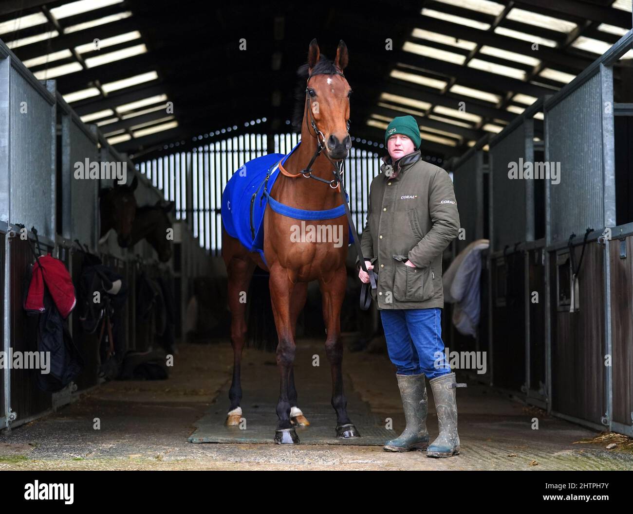 Pferd Fiddlerontheroof und Joe Tizzard bei einem Besuch in Colin Tizzard und Joe Tizzards Hof auf der Spurles Farm, Somerset. Bilddatum: Mittwoch, 2. März 2022. Stockfoto