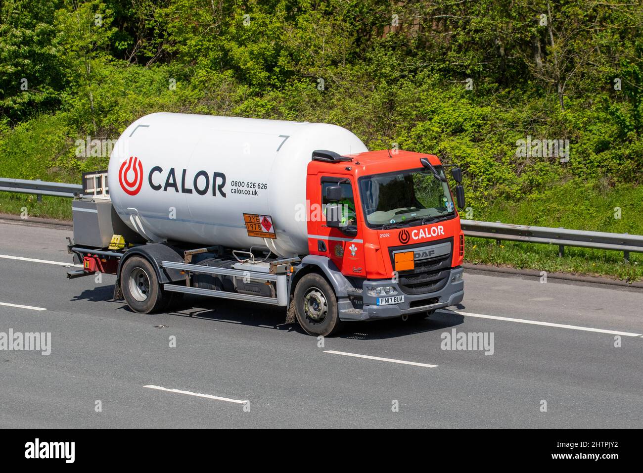 Calor Liquid Gas Red DAF LF Trucks auf der Autobahn M61, Großbritannien Stockfoto