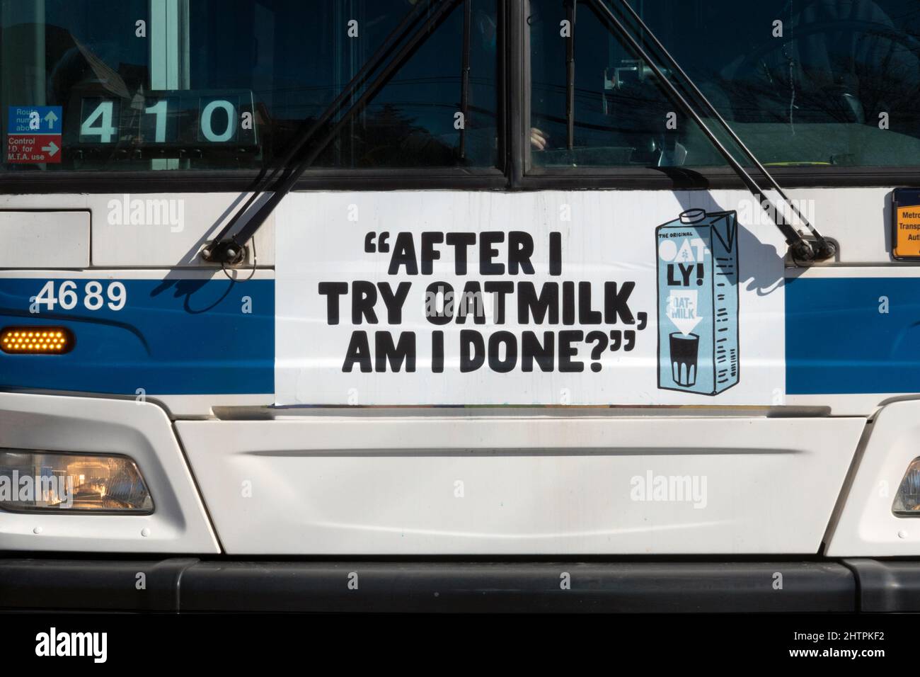 Eine witzige, witzige, respektlos erscheinende Oatly Hafermilch-Anzeige auf der Vorderseite eines New York City-Busses in Queens New York City. Stockfoto