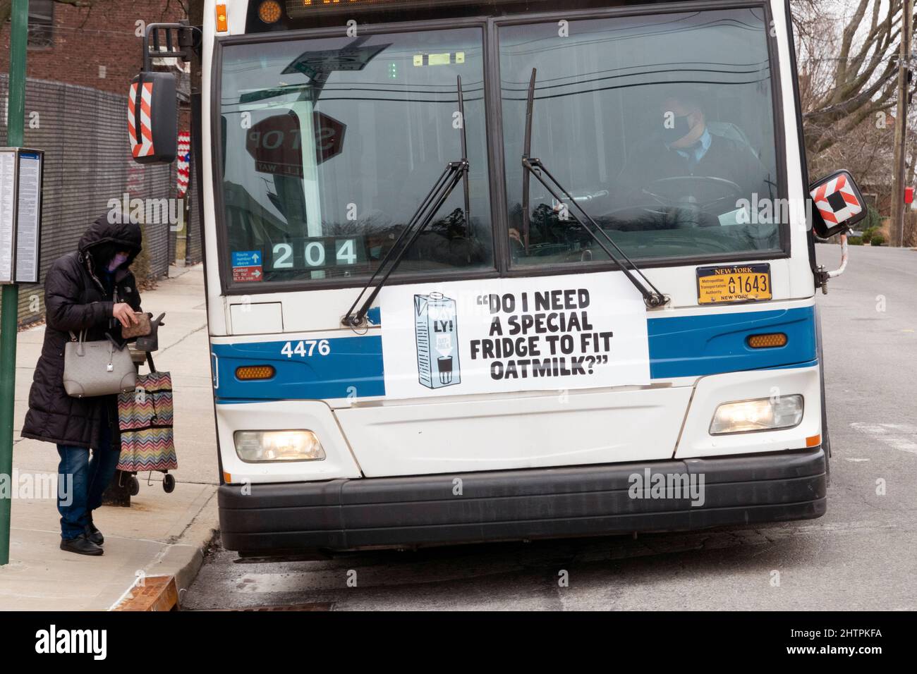 BRAUCHE ICH EINEN SPEZIELLEN KÜHLSCHRANK? Eine witzige, witzige, respektlos erscheinende Oatly Hafermilch-Anzeige auf der Vorderseite eines New York City-Busses in Flushing, Queens, New York City. Stockfoto
