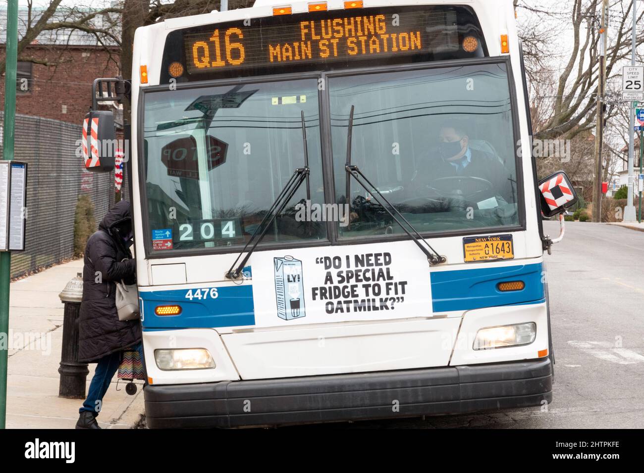 BRAUCHE ICH EINEN SPEZIELLEN KÜHLSCHRANK? Eine witzige, witzige, respektlos erscheinende Oatly Hafermilch-Anzeige auf der Vorderseite eines New York City-Busses in Flushing, Queens, New York City. Stockfoto