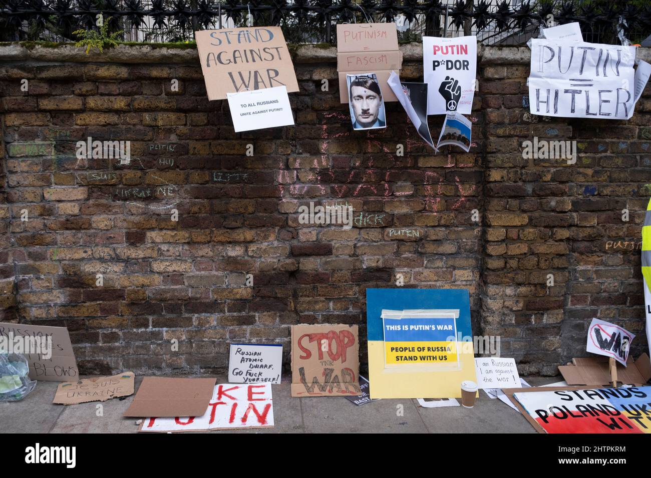 Protest vor der russischen Botschaft gegen die russische Invasion in der Ukraine und den anhaltenden Krieg am 28.. Februar 2022 in London, Großbritannien. Überall auf der Welt sind Proteste eingetreten, da die Menschen ihre Unterstützung für die Ukrainer und ihr Land zeigen wollen. Stockfoto