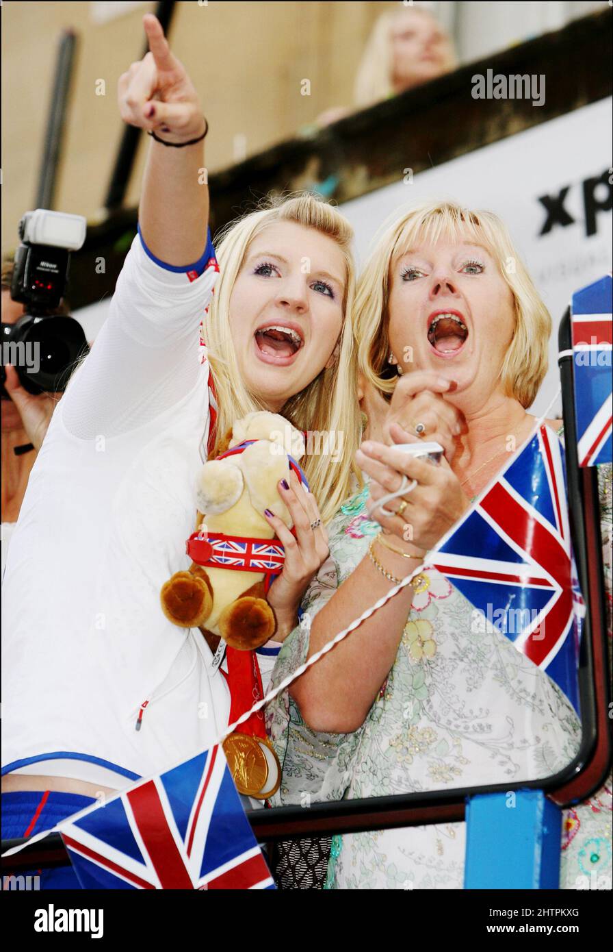 NACHRICHTEN. Rebecca Adlington, zweifache olympische Goldmedaillengewinnerin, links, erhielt eine Busfahrt mit offenem Oberdeck um ihre Heimatstadt Mansfield. Stockfoto
