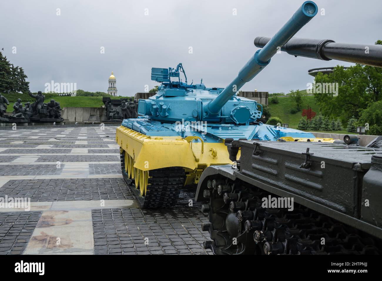 T-64 Panzer in den Farben der Flagge der Ukraine, Kiew Stockfoto