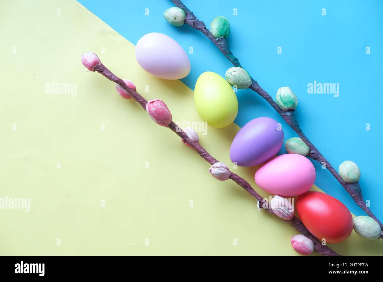 osterkonzept mit mehrfarbigem Ei und Blume auf farbigem Hintergrund Stockfoto