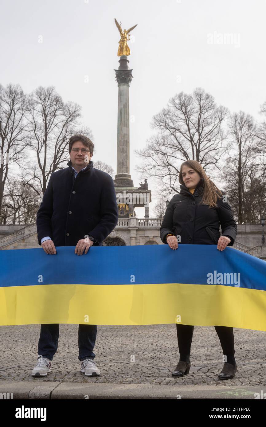 München, Deutschland. 02. März 2022. Florian von Brunn und Ronja Enders, SPD, mit ukrainischer Flagge. Am 2.. März 2022, Aschermittwoch, haben die demokratischen bayerischen Parteien, CSU, Die Grünen, Freie Wähler, SPD, FDP, die Linke, Organisieren Sie eine Aktion, um ihre Solidarität mit der Ukraine im Krieg vor dem Friedensengel in München zu zeigen. (Foto: Alexander Pohl/Sipa USA) Quelle: SIPA USA/Alamy Live News Stockfoto