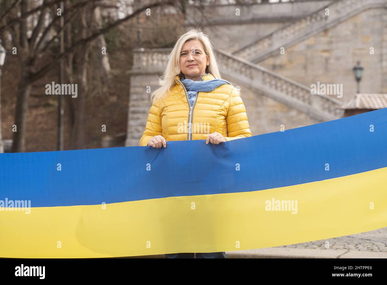 München, Deutschland. 02. März 2022. Die CSU von Melie Huml hält eine ukrainische Flagge. Am 2.. März 2022, Aschermittwoch, haben die demokratischen bayerischen Parteien, CSU, Die Grünen, Freie Wähler, SPD, FDP, die Linke, Organisieren Sie eine Aktion, um ihre Solidarität mit der Ukraine im Krieg vor dem Friedensengel in München zu zeigen. (Foto: Alexander Pohl/Sipa USA) Quelle: SIPA USA/Alamy Live News Stockfoto