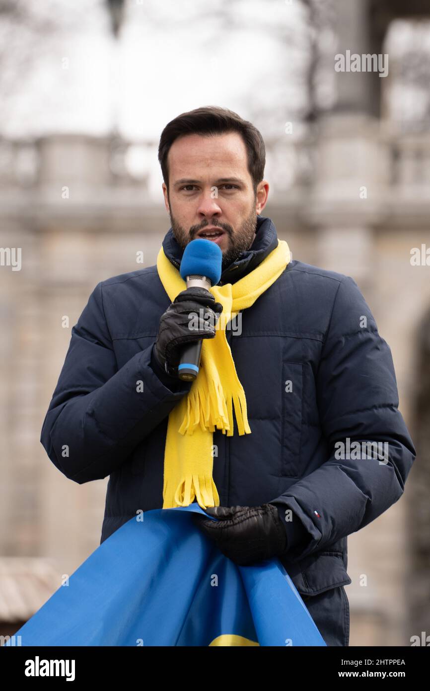 München, Deutschland. 02. März 2022. Martin Hagen FDP mit ukrainischer Flagge. Am 2.. März 2022, Aschermittwoch, haben die demokratischen bayerischen Parteien, CSU, Die Grünen, Freie Wähler, SPD, FDP, die Linke, Organisieren Sie eine Aktion, um ihre Solidarität mit der Ukraine im Krieg vor dem Friedensengel in München zu zeigen. (Foto: Alexander Pohl/Sipa USA) Quelle: SIPA USA/Alamy Live News Stockfoto