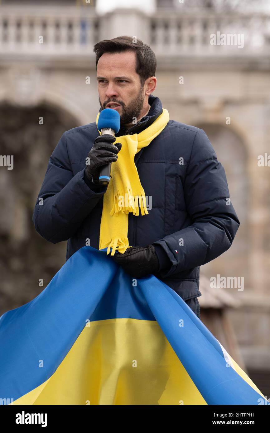 München, Deutschland. 02. März 2022. Martin Hagen FDP mit ukrainischer Flagge. Am 2.. März 2022, Aschermittwoch, haben die demokratischen bayerischen Parteien, CSU, Die Grünen, Freie Wähler, SPD, FDP, die Linke, Organisieren Sie eine Aktion, um ihre Solidarität mit der Ukraine im Krieg vor dem Friedensengel in München zu zeigen. (Foto: Alexander Pohl/Sipa USA) Quelle: SIPA USA/Alamy Live News Stockfoto