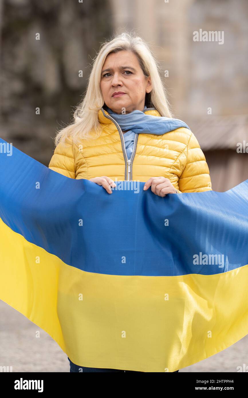 München, Deutschland. 02. März 2022. Die CSU von Melie Huml hält eine ukrainische Flagge. Am 2.. März 2022, Aschermittwoch, haben die demokratischen bayerischen Parteien, CSU, Die Grünen, Freie Wähler, SPD, FDP, die Linke, Organisieren Sie eine Aktion, um ihre Solidarität mit der Ukraine im Krieg vor dem Friedensengel in München zu zeigen. (Foto: Alexander Pohl/Sipa USA) Quelle: SIPA USA/Alamy Live News Stockfoto