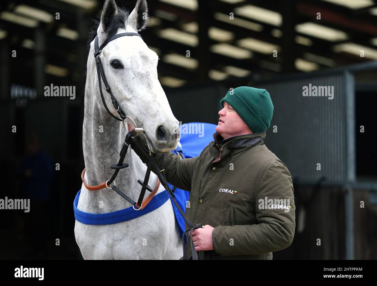 Pferd Eldorado Allen und Joe Tizzard bei einem Besuch im Hof von Colin Tizzard und Joe Tizzard auf der Spurles Farm, Somerset. Bilddatum: Mittwoch, 2. März 2022. Stockfoto