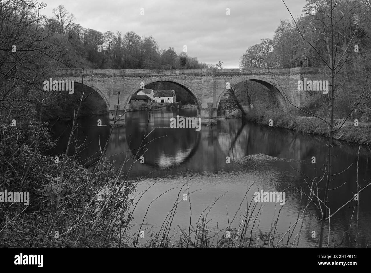 Schwarz-Weiß-Bild von Prebends Bridge on the River Wear in Durham City, County Durham, England, Großbritannien. Stockfoto