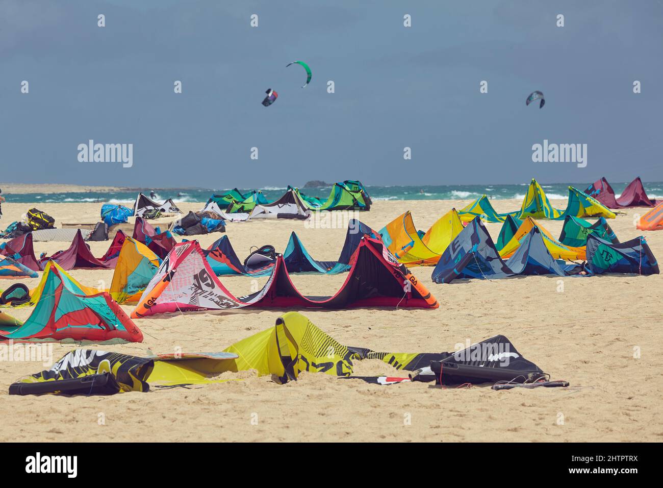 Kitesurfing-Ausrüstung am Strand von Costa de Fragata, an der Ostküste der Insel Sal, Kap Verde. Stockfoto
