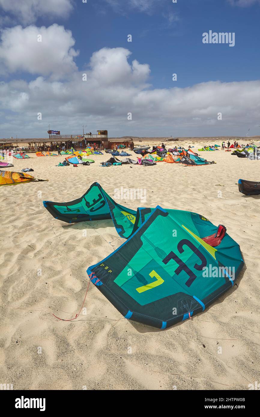 Kitesurfing-Ausrüstung am Strand von Costa de Fragata, an der Ostküste der Insel Sal, Kap Verde. Stockfoto