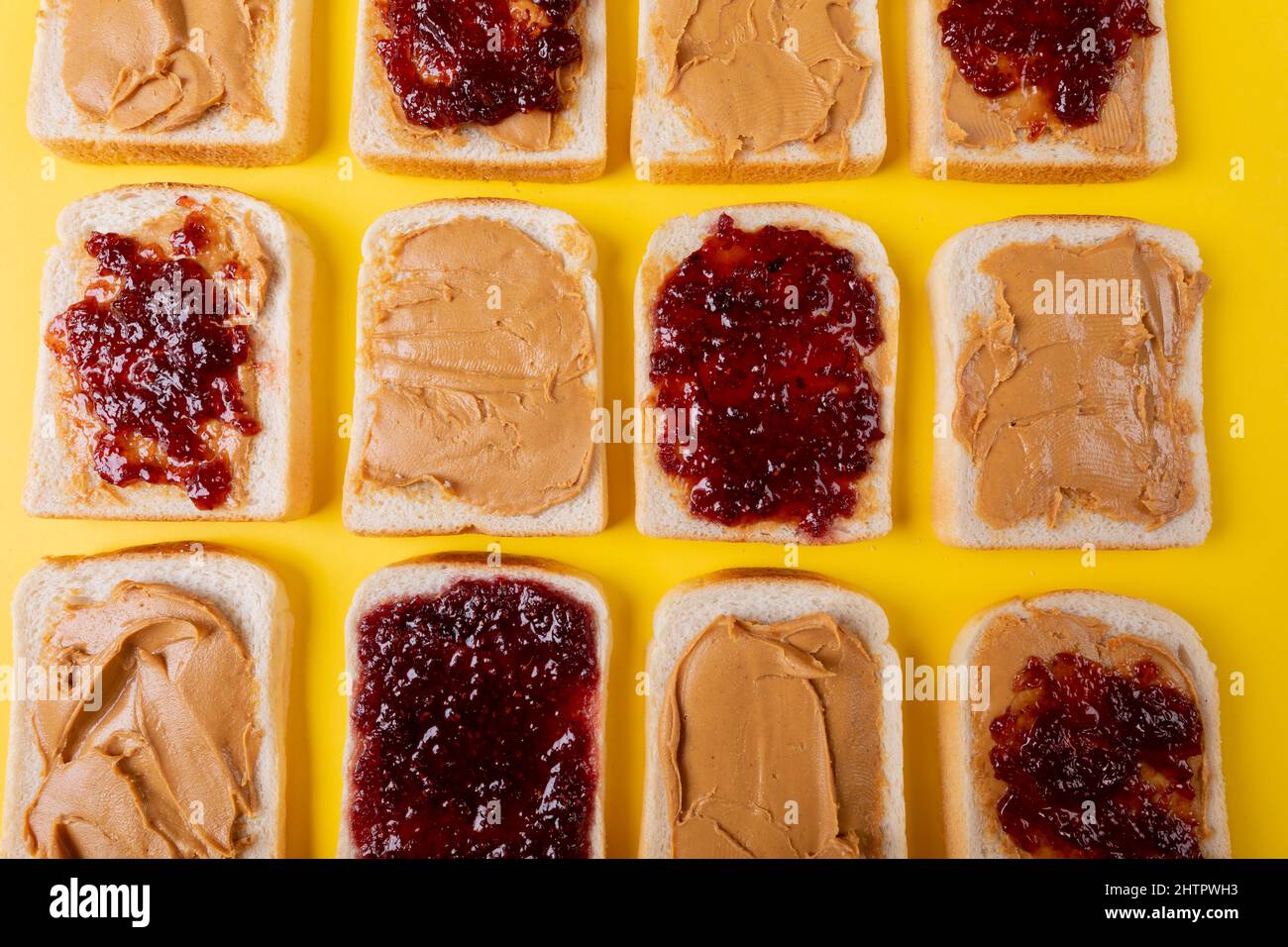 Direkt über Schuss Brotscheiben mit Konserven und Erdnussbutter alternativ angeordnet Stockfoto