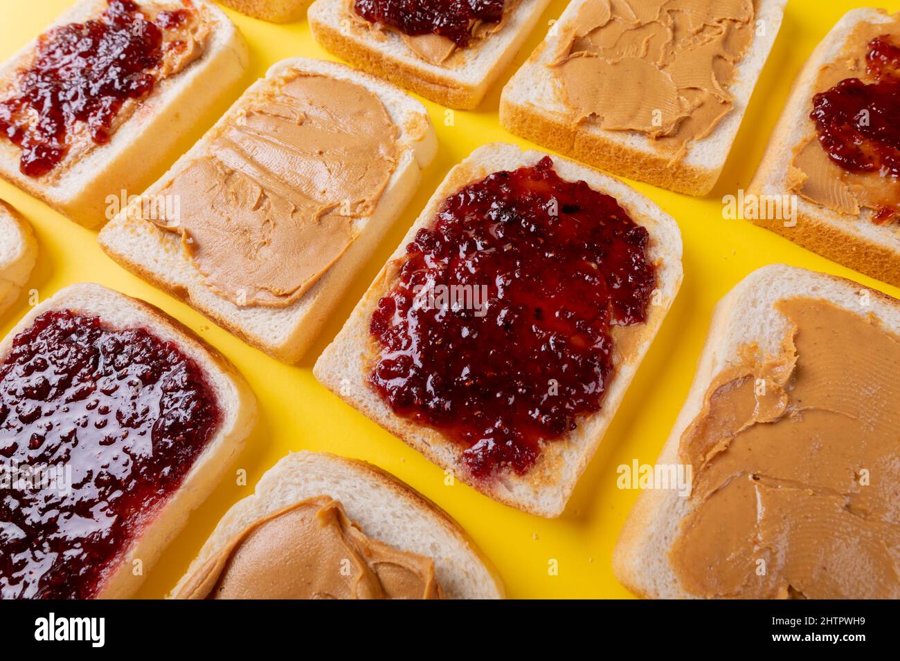 Vollformat-Nahaufnahme von Brotscheiben mit Konserven und Erdnussbutter, die alternativ angeordnet sind Stockfoto