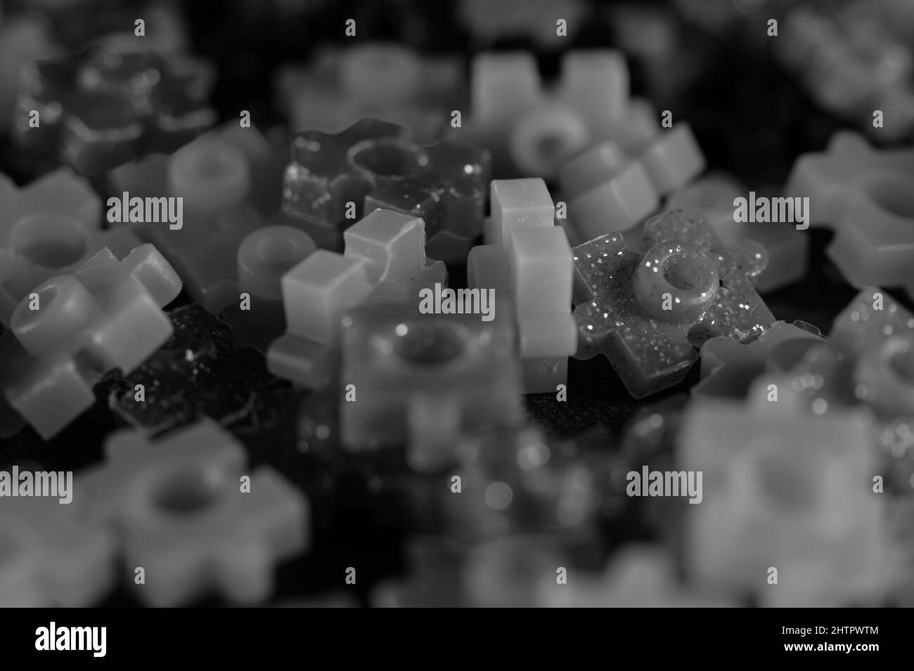 Graustufen-Aufnahme von Befestigungsklammern aus Kunststoff Stockfoto