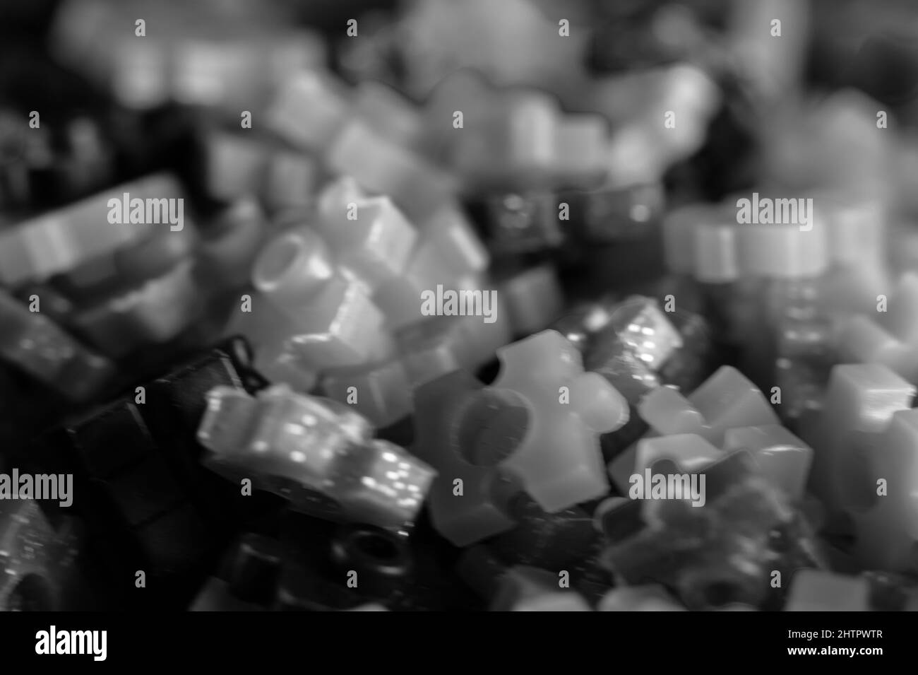 Graustufen-Aufnahme von Befestigungsklammern aus Kunststoff Stockfoto