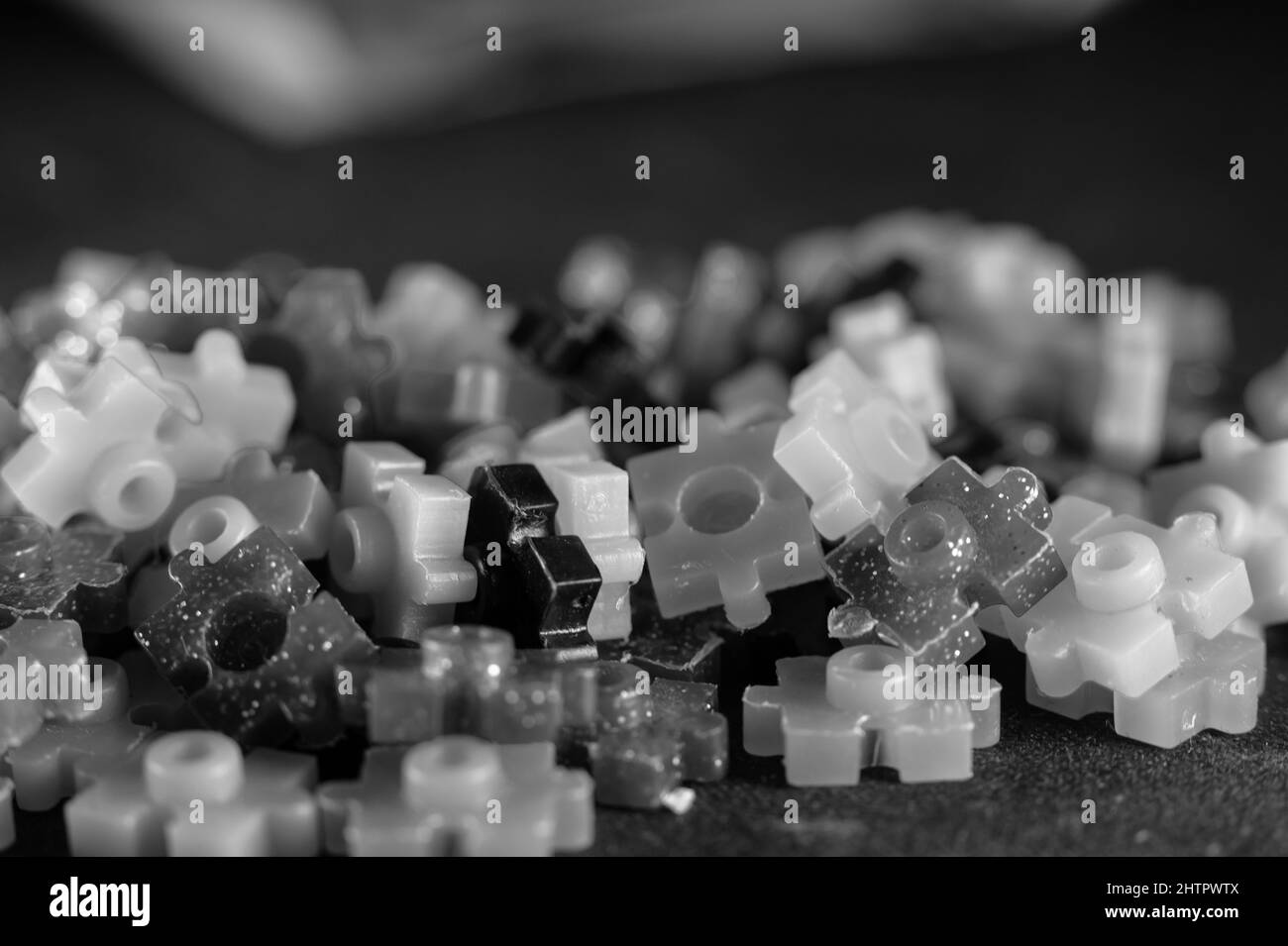 Graustufen-Aufnahme von Befestigungsklammern aus Kunststoff Stockfoto