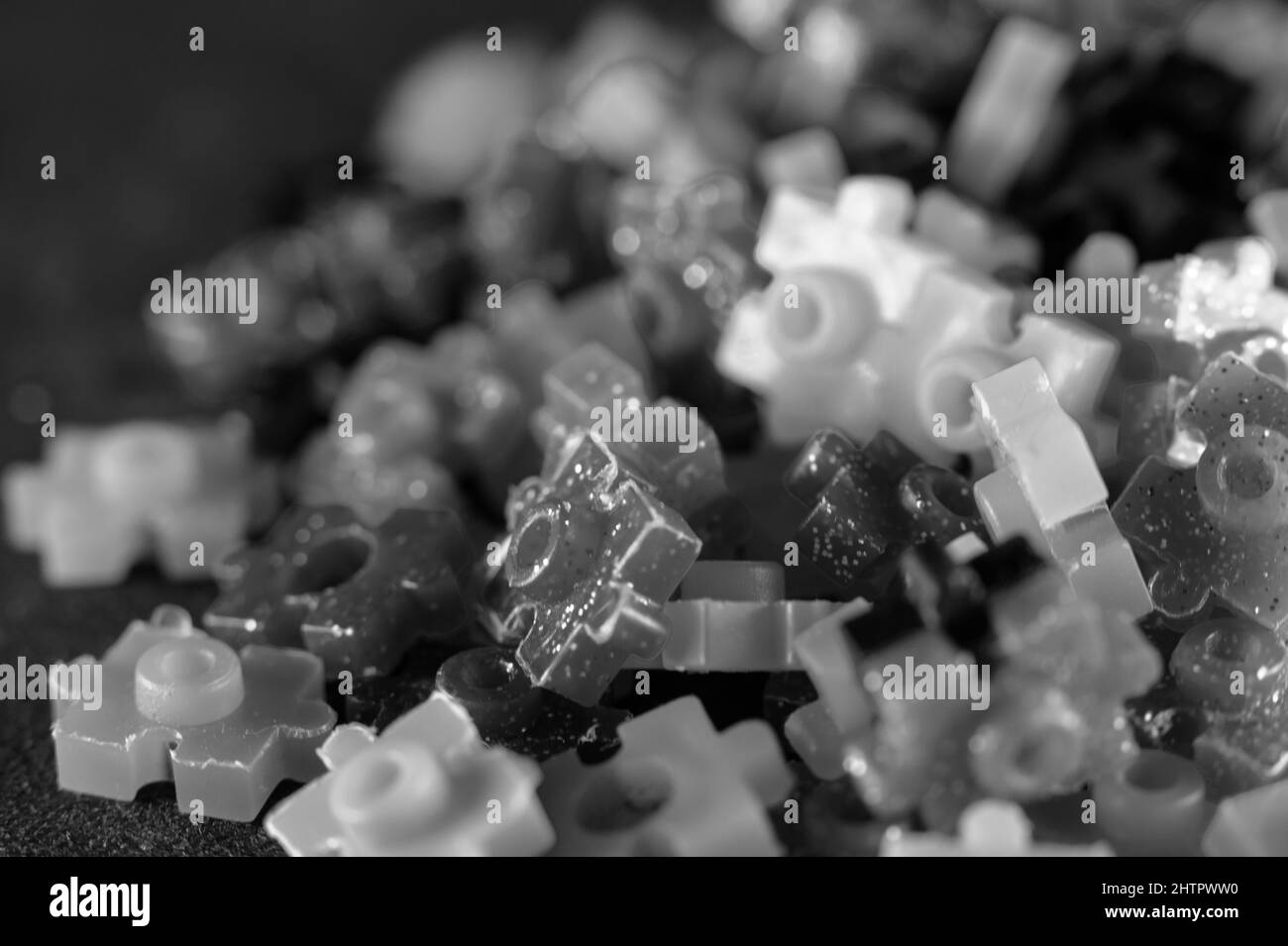 Graustufen-Aufnahme von Befestigungsklammern aus Kunststoff Stockfoto
