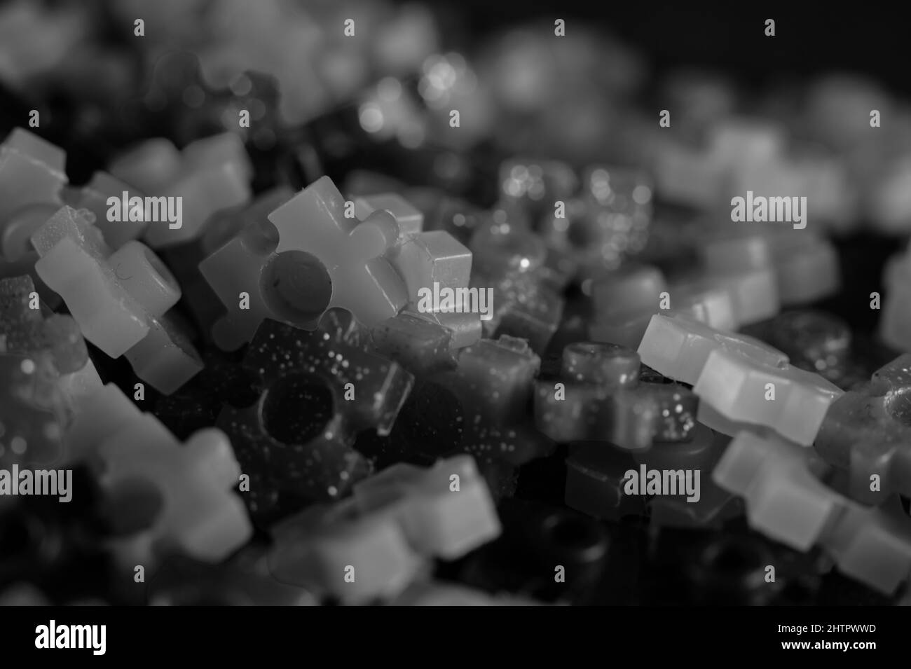 Graustufen-Aufnahme von Befestigungsklammern aus Kunststoff Stockfoto