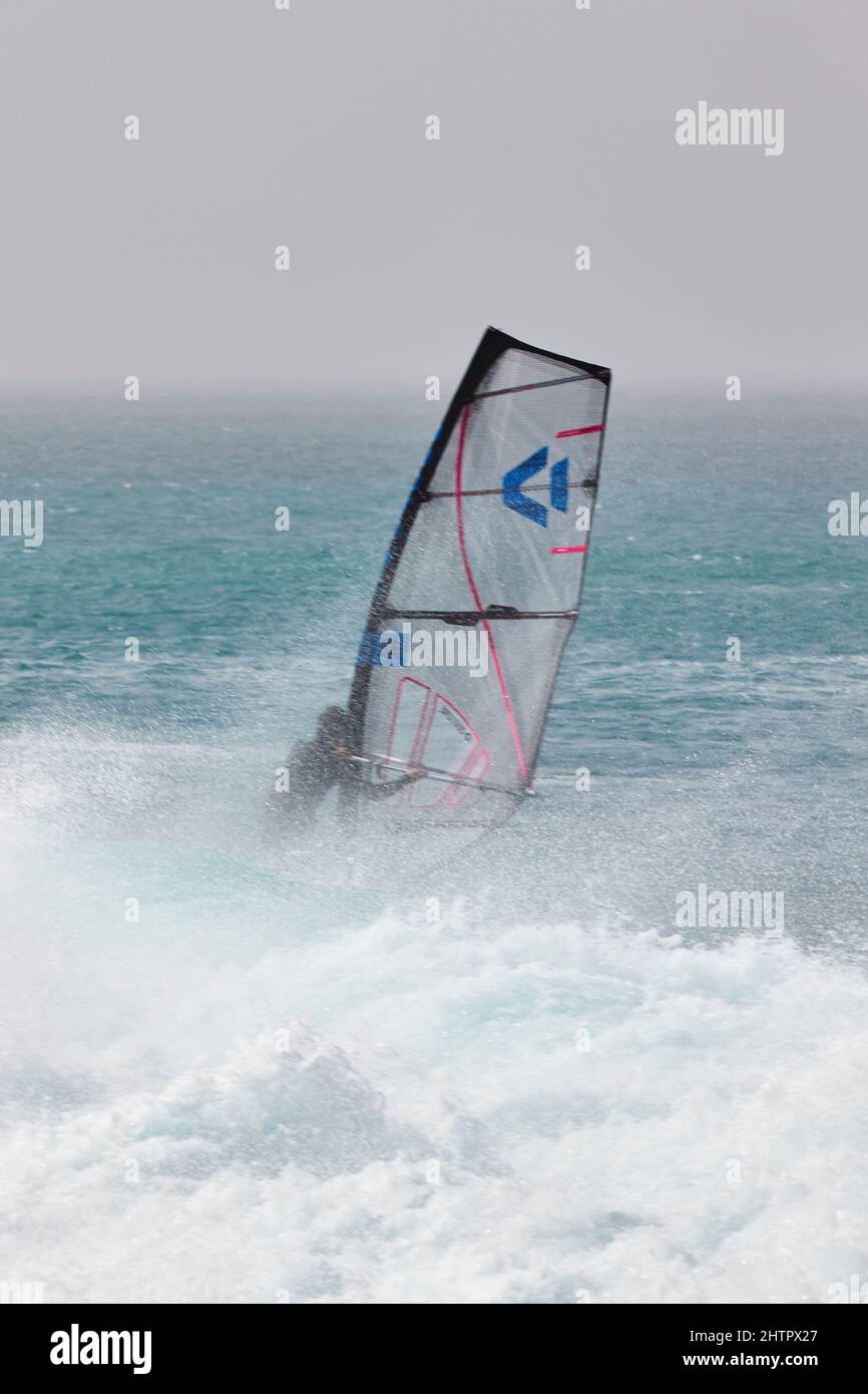 Windsurfen auf den atlantischen Wellen in Ponta Preta, Südwestküste von Sal, Kap Verde. Stockfoto