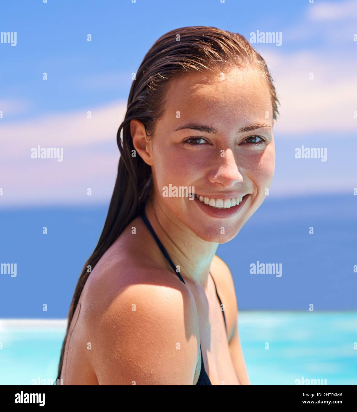 Sie liebt es, im Wasser zu sein. Eine attraktive junge Frau, die gerne schwimmen geht. Stockfoto