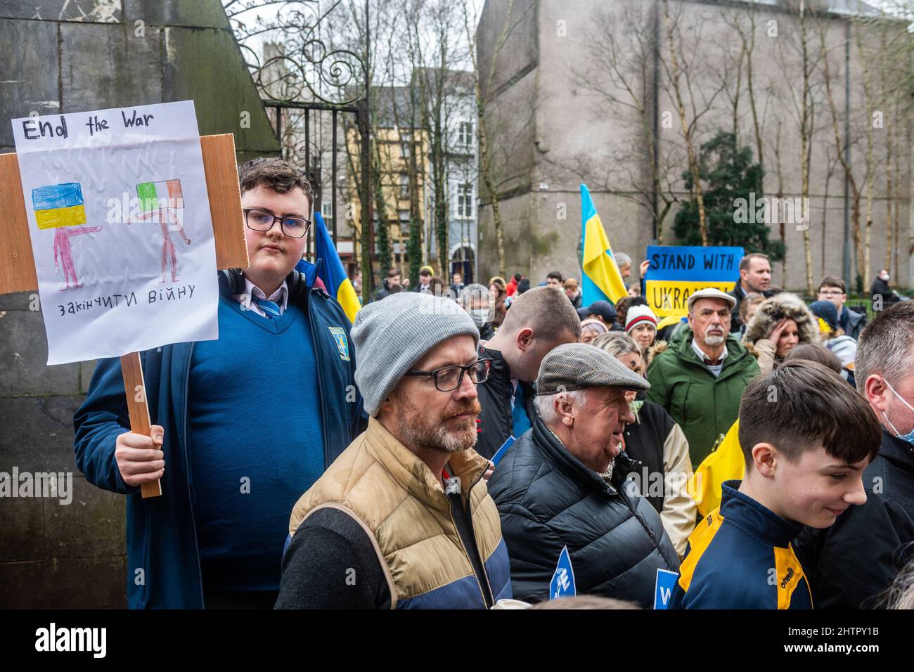 Cork, Irland. 2. März 2022. Rund 100 Menschen versammelten sich heute im Bishop Lucey Peace Park in der Stadt Cork, in Solidarität mit den Menschen in der Ukraine. Der Bürgermeister Von Cork Lore, Cllr. Colm Kelleher legte einen Kranz nieder und Band ein Band an die Tore des Parks. Quelle: AG News/Alamy Live News Stockfoto