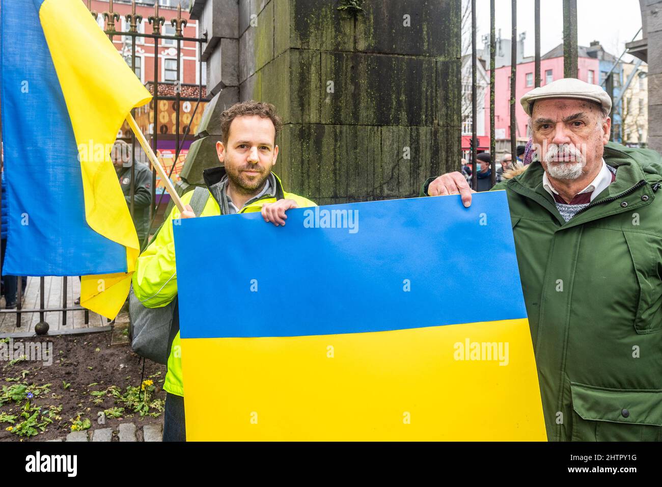 Cork, Irland. 2. März 2022. Rund 100 Menschen versammelten sich heute im Bishop Lucey Peace Park in der Stadt Cork, in Solidarität mit den Menschen in der Ukraine. Der Bürgermeister Von Cork Lore, Cllr. Colm Kelleher legte einen Kranz nieder und Band ein Band an die Tore des Parks. Quelle: AG News/Alamy Live News Stockfoto