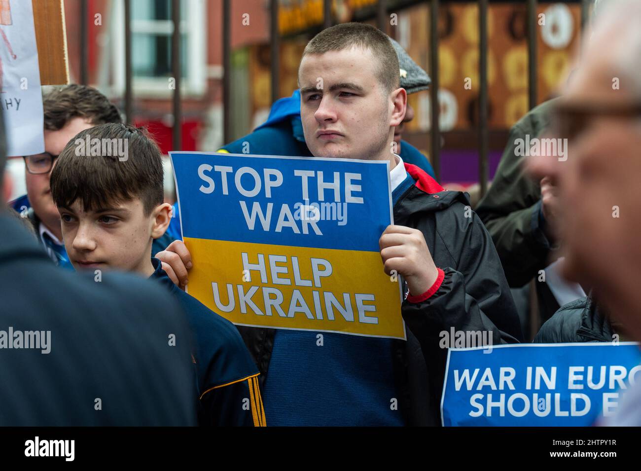 Cork, Irland. 2. März 2022. Rund 100 Menschen versammelten sich heute im Bishop Lucey Peace Park in der Stadt Cork, in Solidarität mit den Menschen in der Ukraine. Der Bürgermeister Von Cork Lore, Cllr. Colm Kelleher legte einen Kranz nieder und Band ein Band an die Tore des Parks. Quelle: AG News/Alamy Live News Stockfoto