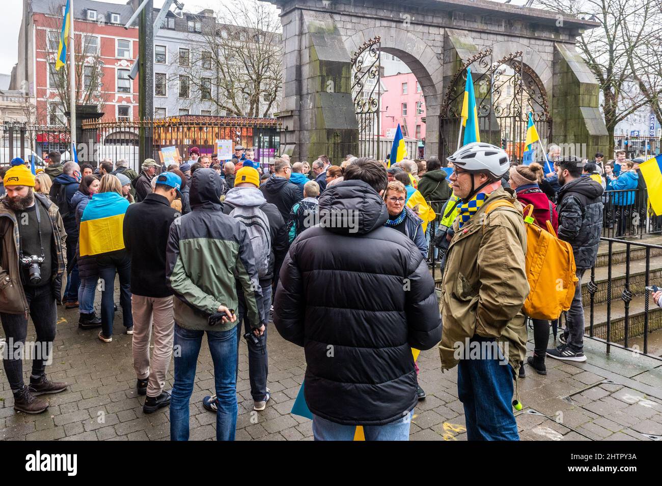 Cork, Irland. 2. März 2022. Rund 100 Menschen versammelten sich heute im Bishop Lucey Peace Park in der Stadt Cork, in Solidarität mit den Menschen in der Ukraine. Der Bürgermeister Von Cork Lore, Cllr. Colm Kelleher legte einen Kranz nieder und Band ein Band an die Tore des Parks. Quelle: AG News/Alamy Live News Stockfoto