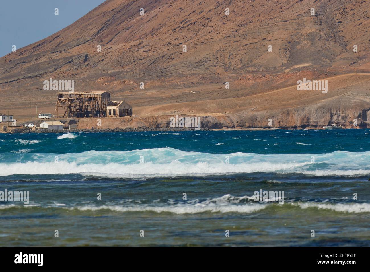 Alte, verlassene Salzwerke in Baia de Parda, an der Nordostküste der Insel Sal, Kap Verde. Stockfoto