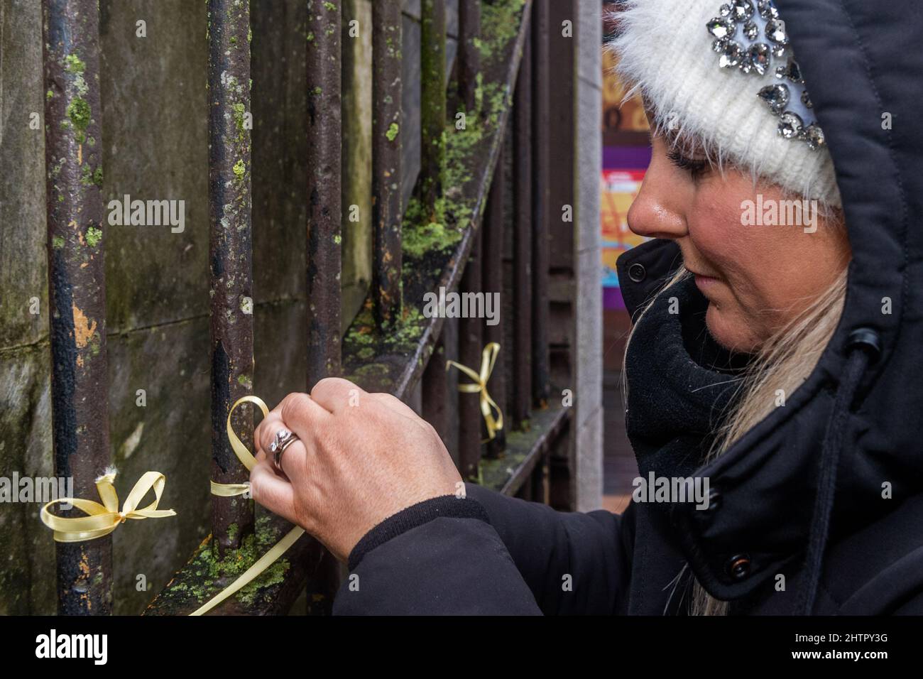 Cork, Irland. 2. März 2022. Rund 100 Menschen versammelten sich heute im Bishop Lucey Peace Park in der Stadt Cork, in Solidarität mit den Menschen in der Ukraine. Der Bürgermeister Von Cork Lore, Cllr. Colm Kelleher legte einen Kranz nieder und Band ein Band an die Tore des Parks. Quelle: AG News/Alamy Live News Stockfoto