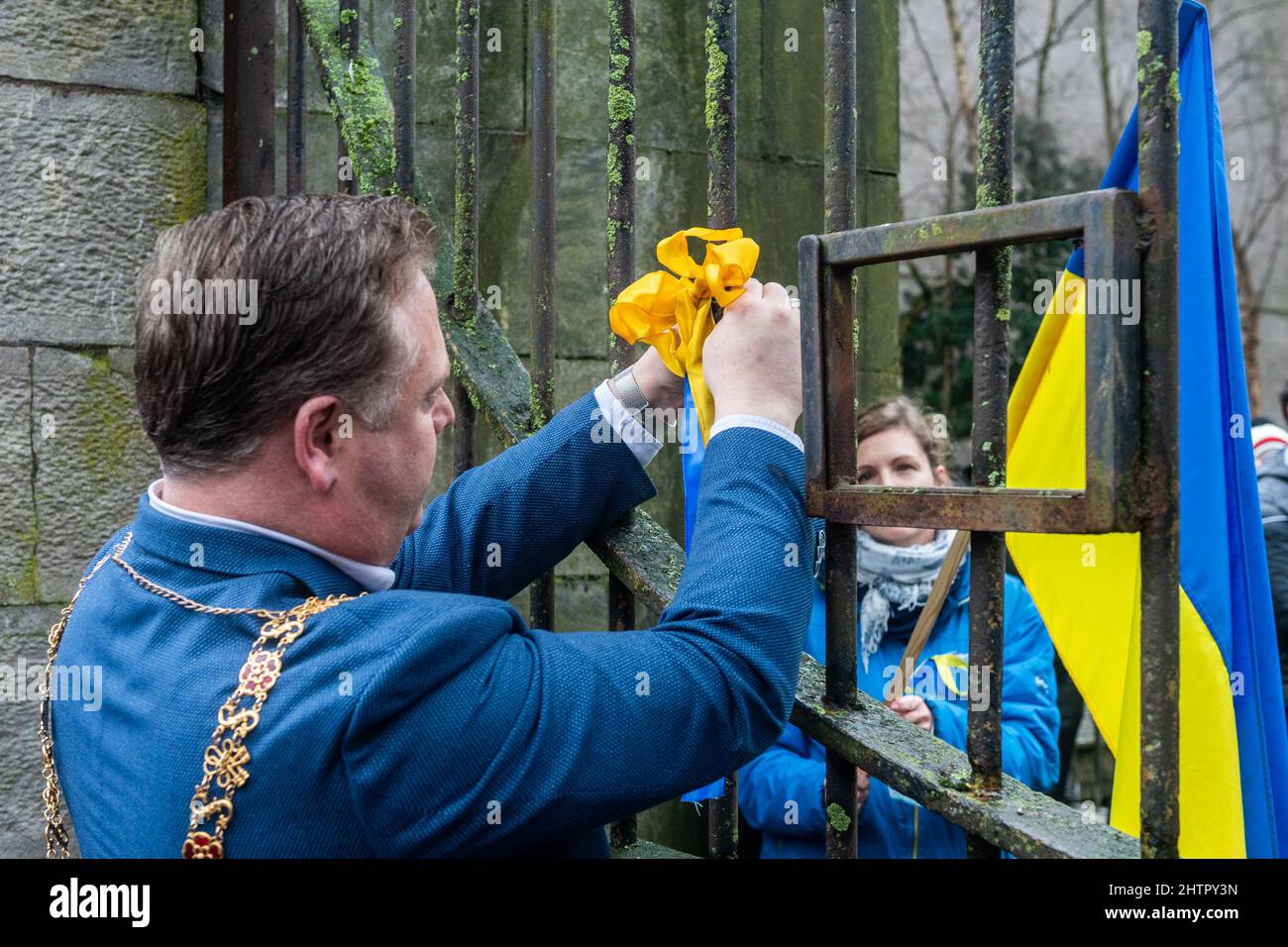 Cork, Irland. 2. März 2022. Rund 100 Menschen versammelten sich heute im Bishop Lucey Peace Park in der Stadt Cork, in Solidarität mit den Menschen in der Ukraine. Der Bürgermeister Von Cork Lore, Cllr. Colm Kelleher legte einen Kranz nieder und Band ein Band an die Tore des Parks. Quelle: AG News/Alamy Live News Stockfoto