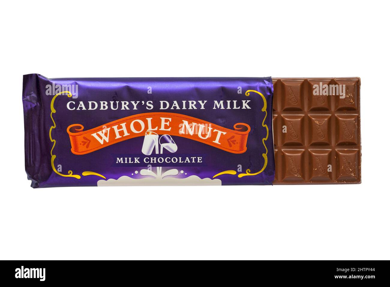 Die Tafel von Cadbury's Milchschokolade mit Vollnussmilch wurde geöffnet, um den Inhalt isoliert auf weißem Hintergrund anzuzeigen Stockfoto