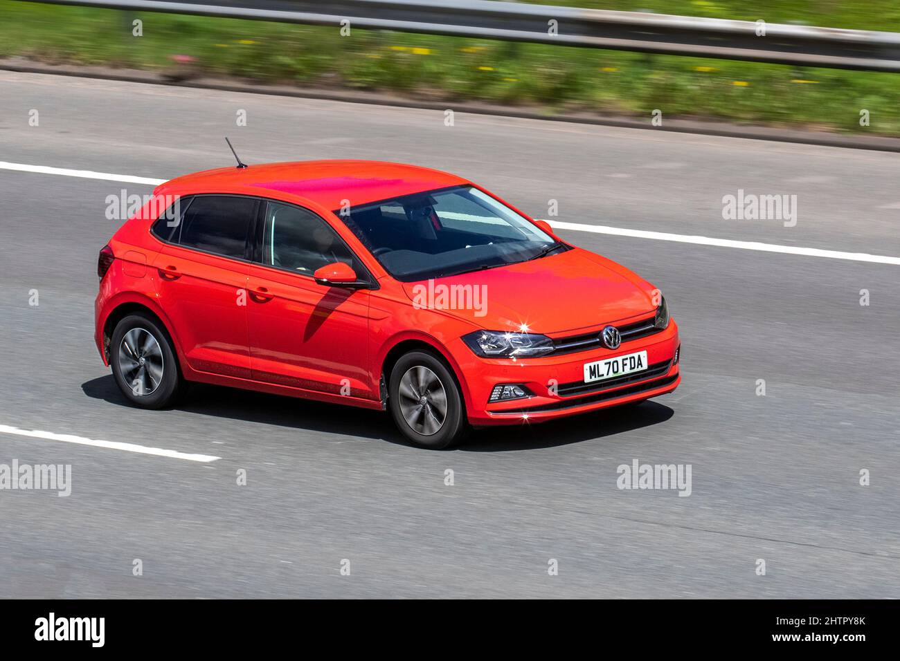 2020 rot VW Polo Match EVO 999cc 5-Gang-Schaltgetriebe auf der M61 Motorway, Manchester, Großbritannien Stockfoto