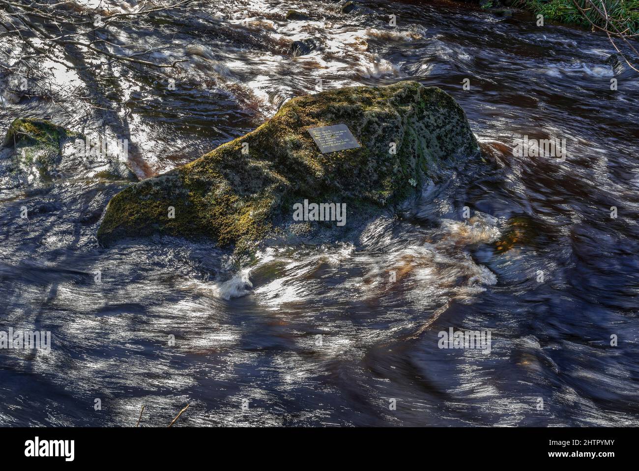 Ein Gebet auf einer Gedenktafel auf einem Felsen im Hebden Beck. West Yorkshire. Stockfoto