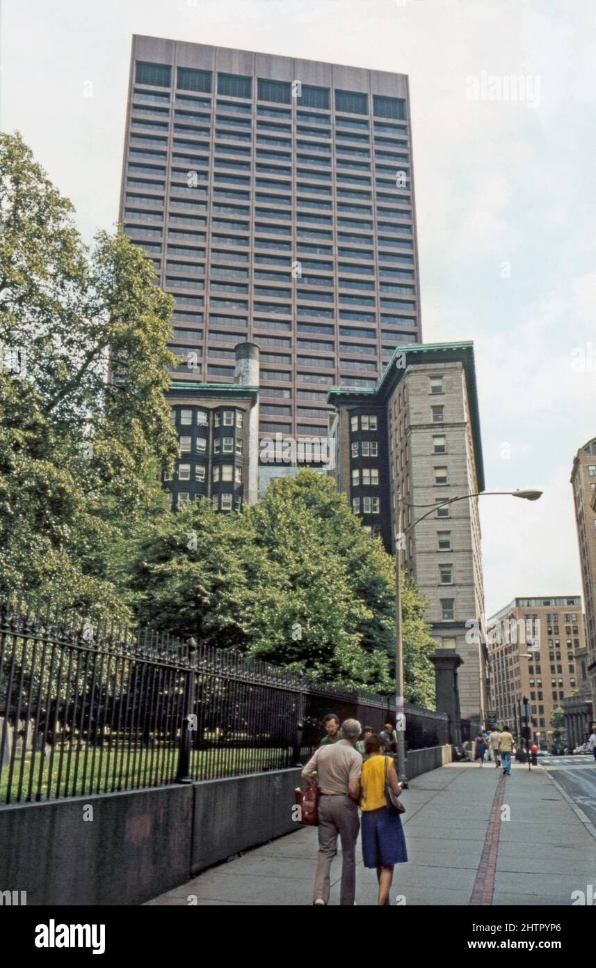 1982 Blick nach Norden auf die Tremont Street am Granary Burying Ground in Richtung One Beacon Street in Boston, Massachusetts, USA. One Beacon Street ist ein moderner Wolkenkratzer im Regierungsviertel. Es wurde 1972 erbaut und 1991 renoviert und ist das 16. höchste Gebäude Bostons mit einer Höhe von 505 Fuß (154 m) und 37 Etagen. Seine Lage nahe der Spitze des Beacon Hill verleiht dem Gebäude eine eindrucksvolle Präsenz – ein Vintage-Foto aus dem Jahr 1980s. Stockfoto
