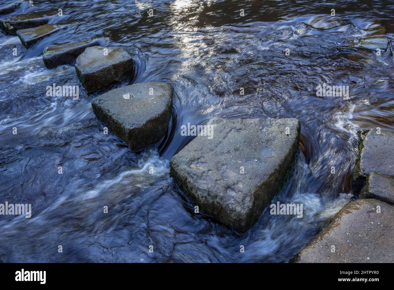 Trittsteine im Hebden Beck. West Yorkshire. Stockfoto