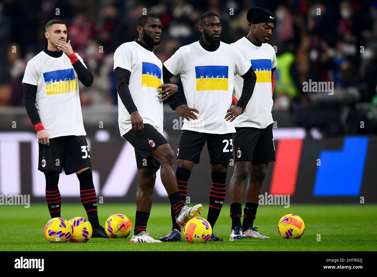 Mailand, Italien. 01. März 2022. Die Spieler des AC Mailand tragen T-Shirts mit der Flagge der Ukraine und dem Wort „Frieden“ beim Aufwärmen vor dem Halbfinale der ersten Etappe des Fußballspiels zwischen dem AC Mailand und dem FC Internazionale in Coppa Italia. Kredit: Nicolò Campo/Alamy Live Nachrichten Stockfoto