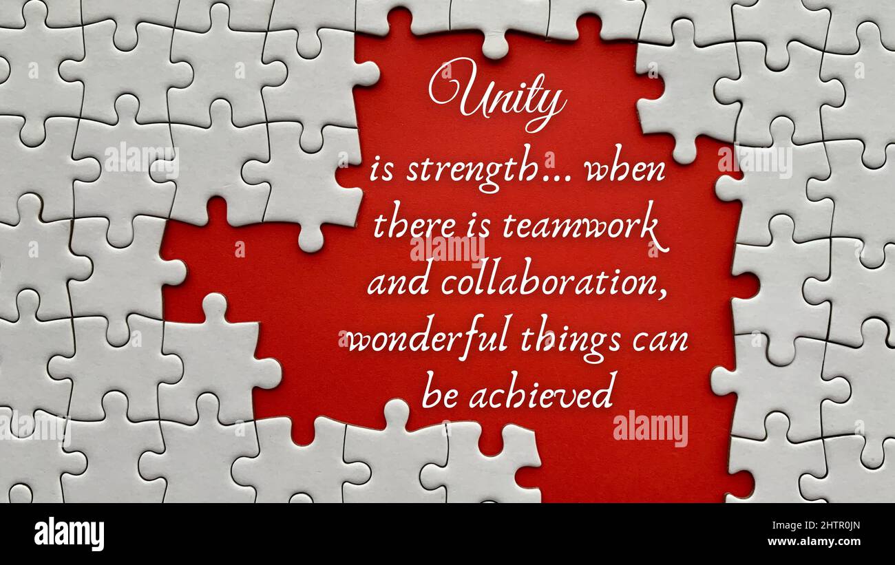 Motivationszitat auf rotem Cover - Einheit ist Stärke, wenn es Teamwork und Zusammenarbeit gibt, können wunderbare Dinge erreicht werden. Puzzle fehlt Stockfoto