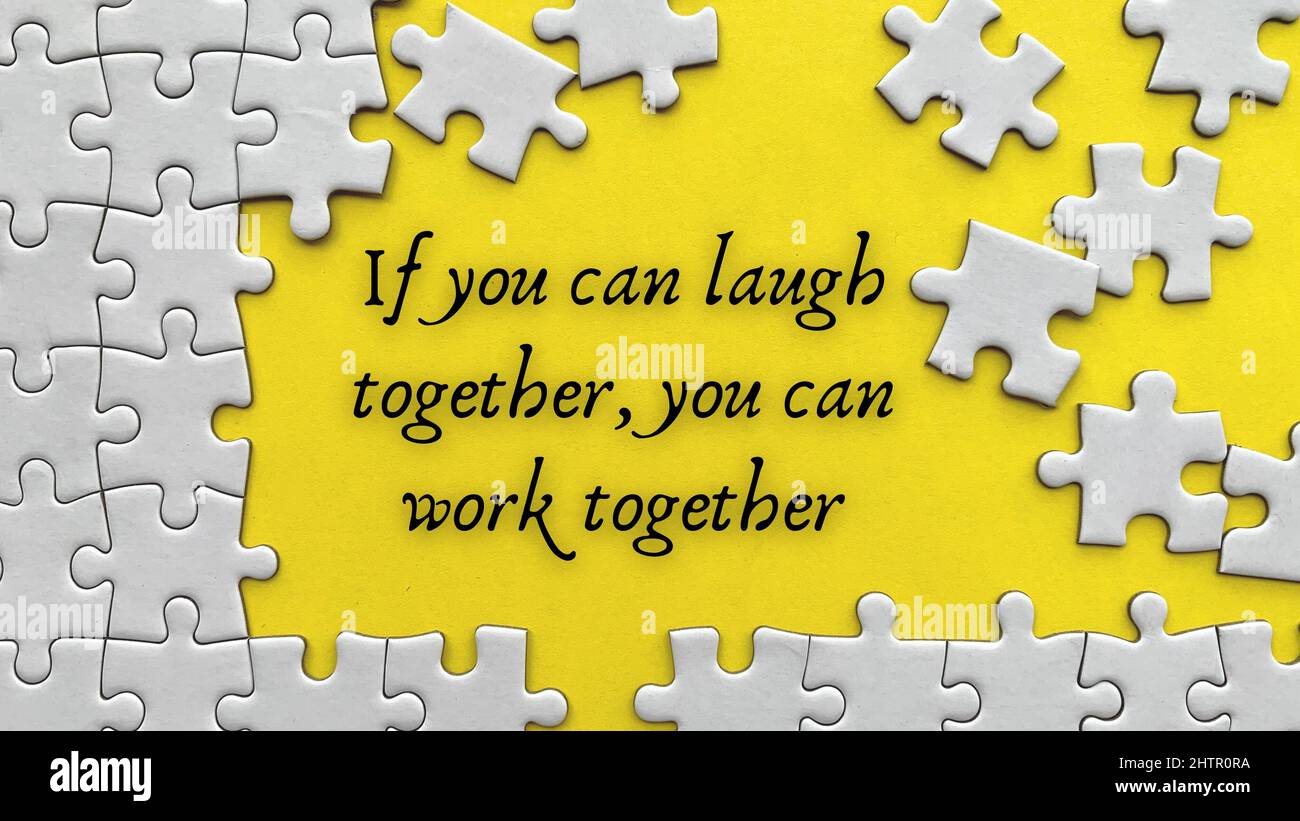 Motivationszitat auf gelbem Cover -Wenn Sie zusammen lachen können, können Sie mit fehlenden Stücken Hintergrund zusammenarbeiten. Stockfoto