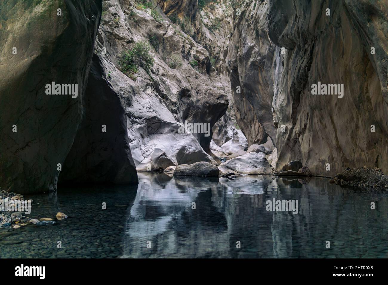 Durchsichtiger See am Fuße eines tiefen Canyons. Stockfoto