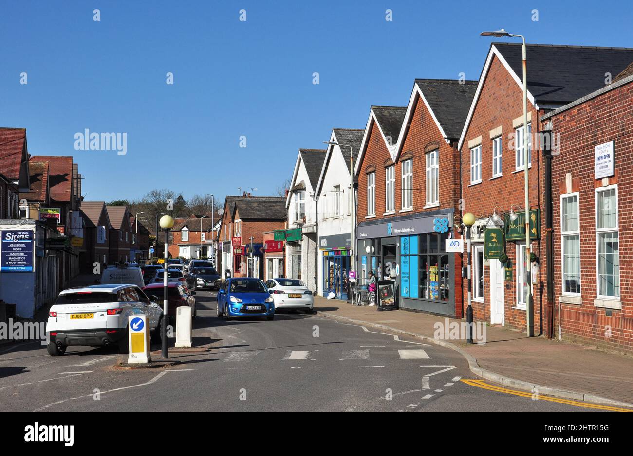 Geschäftige High Street in Knebworth, Hertfordshire, England, Großbritannien Stockfoto