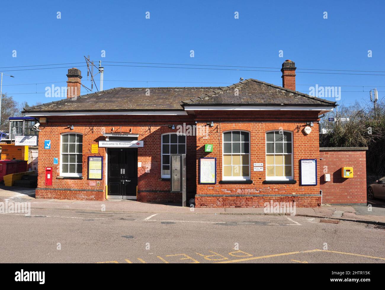 Vor dem Bahnhofsgebäude, Knebworth, Hertfordshire, England, Großbritannien Stockfoto