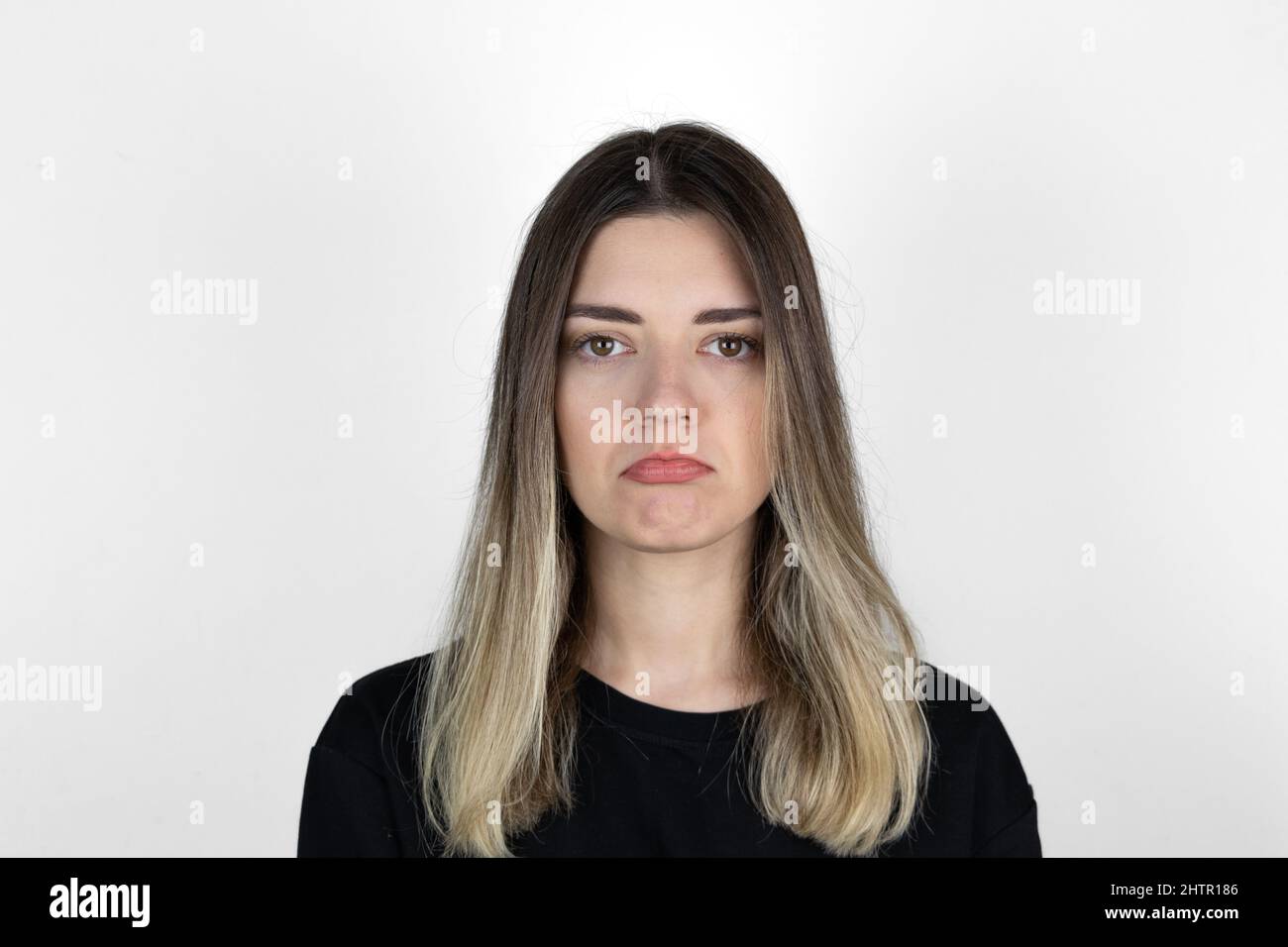 Junge schöne traurige Frau ernst und besorgt suchen besorgt und nachdenklich Gesichtsausdruck Gefühl deprimiert isoliert weißen Hintergrund. Stockfoto